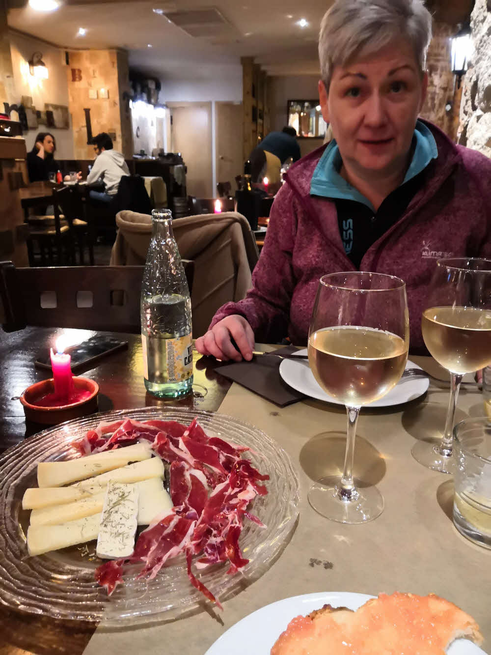 Tapas a španělské víno během výletu do Barcelony